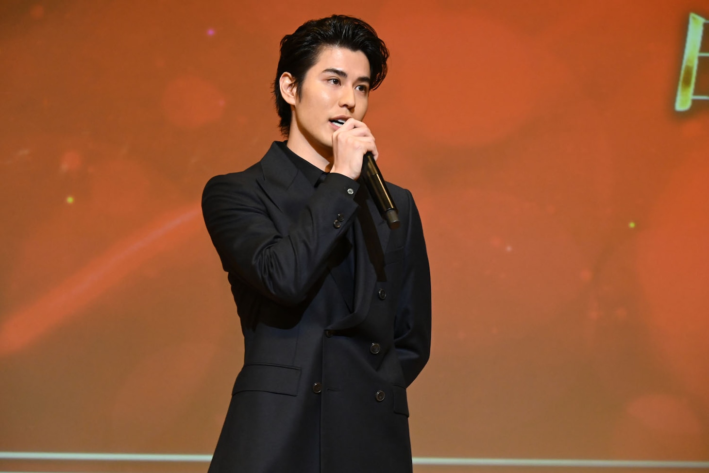 第50回エランドール賞授賞式より、寛一郎。プロデューサー奨励賞 （田中・平田賞）を受賞した「爆弾」の岡田翔太を祝福するため出席した