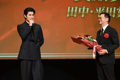 第50回エランドール賞授賞式の様子。左からお祝いゲストの寛一郎、「爆弾」のプロデューサー岡田翔太