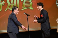 第50回エランドール賞で特別賞を受賞した「国宝」制作チームより、監督の李相日（右）