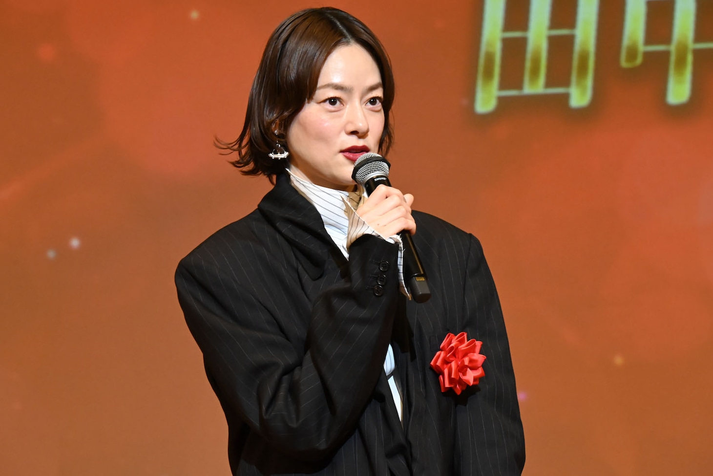 第50回エランドール賞授賞式より、市川実日子。プロデューサー奨励賞 （田中・平田賞）を受賞した「ホットスポット」の小田玲奈を祝福するため出席した