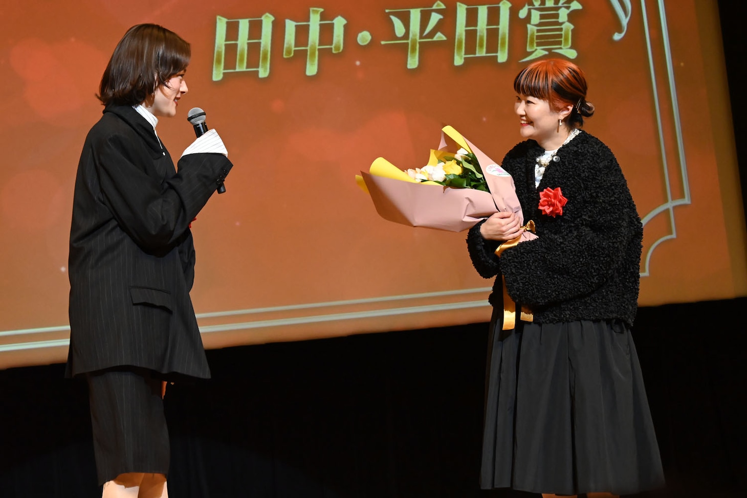 第50回エランドール賞授賞式の様子。左からお祝いゲストの市川実日子、「ホットスポット」のプロデューサー小田玲奈