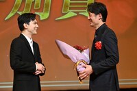 第50回エランドール賞授賞式の様子。左からお祝いゲストの吉沢亮、「国宝」の監督・李相日