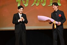 第50回エランドール賞授賞式の様子。左からお祝いゲストの吉沢亮、「国宝」の監督・李相日