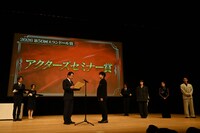 第50回エランドール賞授賞式より、アクターズセミナー賞の受賞者を表彰する様子