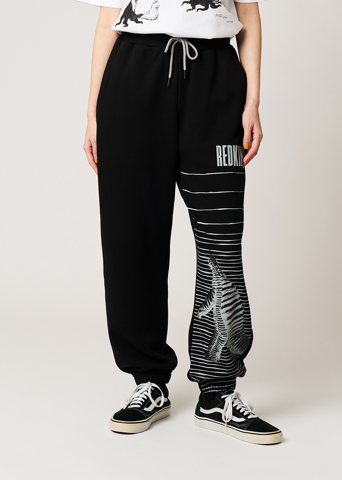 レッドキング｜裏毛スウェットパンツ（税込7900円）©TSUBURAYA PROD.