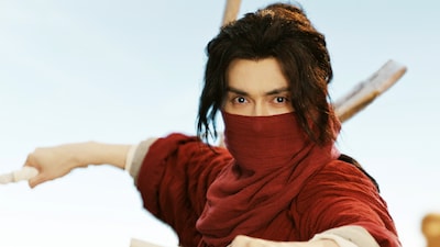 白馬に乗って現れた謎の侠客・艶少。演じたのは中国ドラマ「永遠の桃花～三生三世～」「夢幻の桃花～三生三世枕上書～」の東華帝君役などで知られるガオ・ウェイグァン（高偉光）