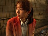 韓国映画「全知的な読者の視点から」より、チェ・スビン演じるドクシャとともに小説の世界に迷い込んだ職場の同僚ユ・サンア