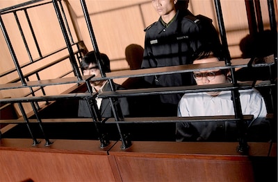 香港映画「正義廻廊」場面写真。左からヨン・ワイロン（楊偉倫）演じるヘンリー・チョン、マク・プイトン（⿆沛東）演じるアンガス・トン