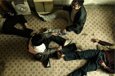 香港映画「正義廻廊」場面写真。香港では一部の残酷描写でR18+に指定されたが大ヒットを記録した。日本ではR15+指定で封切られる