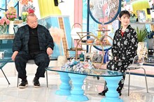 「A-Studio+」2月6日放送回の様子。左から笑福亭鶴瓶、浜辺美波