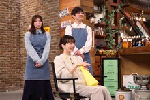 「おかべろ」2月7日放送回より、“地獄のレッスン”の監督を務める桜井ユキ（手前）。後ろは見守る田中友梨奈（左）と石田明（右）