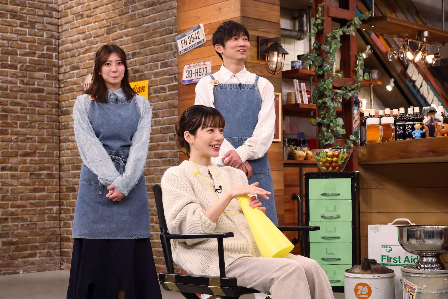 「おかべろ」2月7日放送回より、“地獄のレッスン”の監督を務める桜井ユキ（手前）。後ろは見守る田中友梨奈（左）と石田明（右）