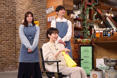 「おかべろ」2月7日放送回より、“地獄のレッスン”の監督を務める桜井ユキ（手前）。後ろは見守る田中友梨奈（左）と石田明（右）