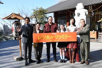 「レンタル・ファミリー」ヒット祈願・来日記者会見の様子。左から平岳大、HIKARI、ブレンダン・フレイザー、ゴーマン・シャノン・眞陽、山本真理、柄本明