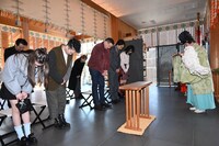 「レンタル・ファミリー」東京・赤城神社でのヒット祈願の様子