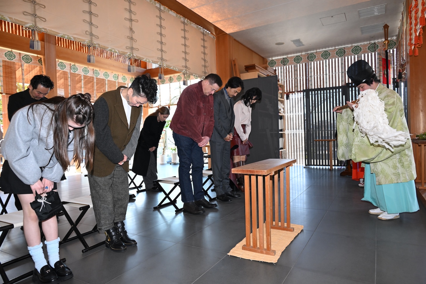 「レンタル・ファミリー」東京・赤城神社でのヒット祈願の様子