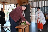 「レンタル・ファミリー」東京・赤城神社でのヒット祈願の様子