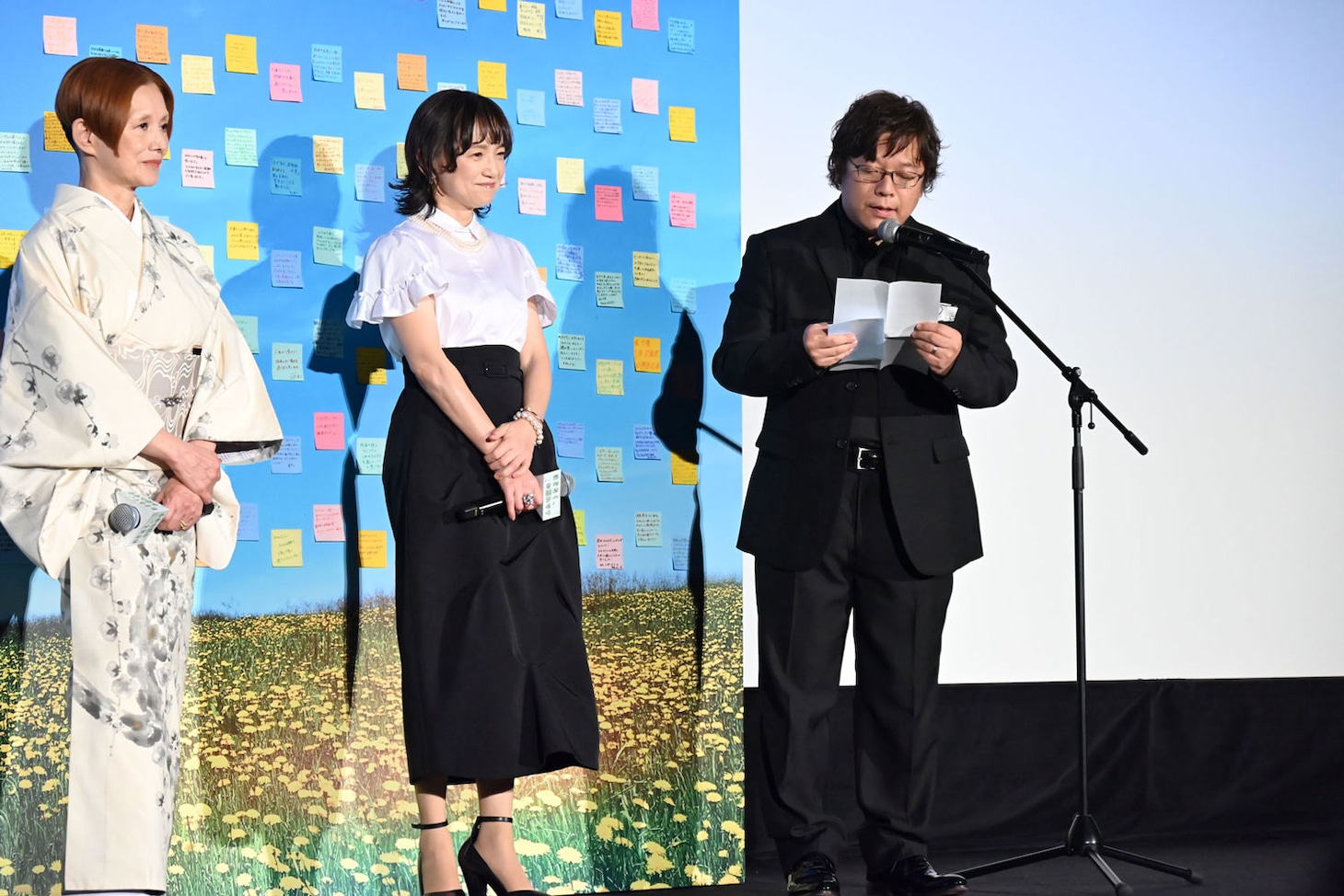 目黒蓮からの手紙を代読する三木孝浩（右）