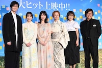 映画「ほどなく、お別れです」初日舞台挨拶にて、左から西垣匠、志田未来、浜辺美波、夏木マリ、永作博美、三木孝浩