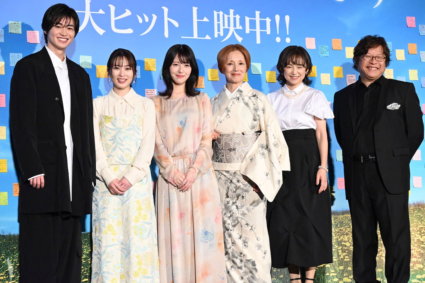 映画「ほどなく、お別れです」初日舞台挨拶にて、左から西垣匠、志田未来、浜辺美波、夏木マリ、永作博美、三木孝浩