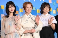 映画「ほどなく、お別れです」で親子3代を演じたキャストたち。左から娘役の浜辺美波、祖母役の夏木マリ、母役の永作博美