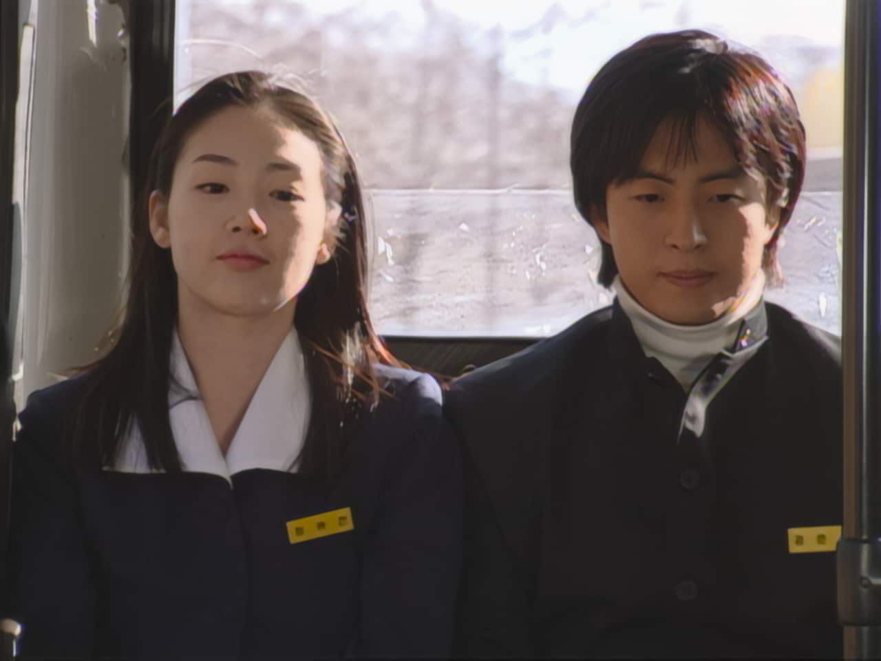 「映画 冬のソナタ 日本特別版」新場面写真。チェ・ジウ（左）とペ・ヨンジュン（右）が扮した高校時代のユジンとチュンサン