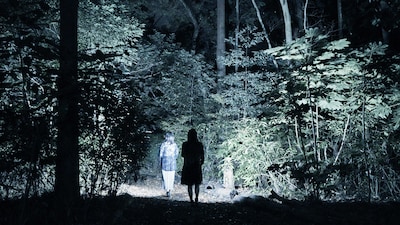 「暝映」場面写真。暗闇で仄かに光るヤコウタケというキノコと、暗闇でイメージがスクリーンに投影される映画というメディアを重ね合わせ「映画とは何か」を問い直す