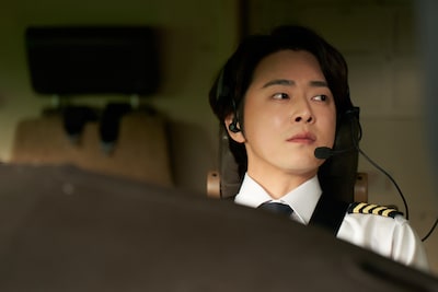 映画「PILOT ー人生のリフライトー」場面写真。チョ・ジョンソク演じるスターパイロットのハン・ジョンウ