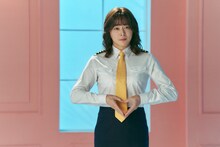 映画「PILOT ー人生のリフライトー」場面写真。チョ・ジョンソク演じるハン・ジョンウが、女装して妹ジョンミになりすました姿