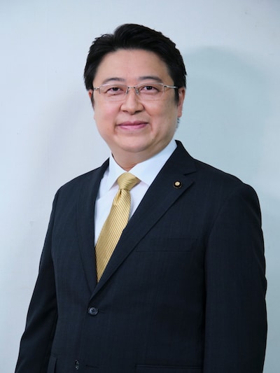 ドラマ「ぴーすおぶせーふ」で内閣総理大臣・等々力を演じる吉田ウーロン太