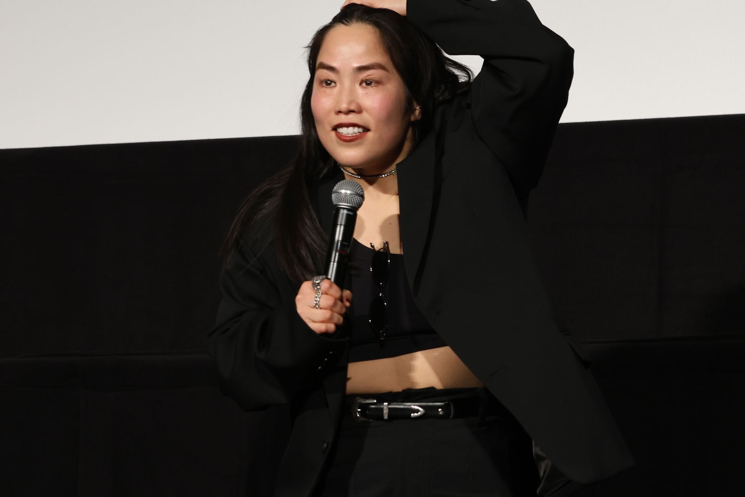 「禍禍女」初日舞台挨拶にて、泣きまね後に変顔をするゆりやんレトリィバァ