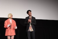 「禍禍女」初日舞台挨拶より、左からアオイヤマダ、変顔をする九条ジョー