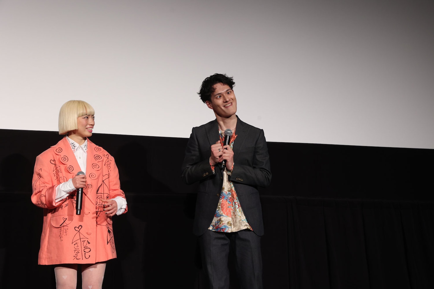 「禍禍女」初日舞台挨拶より、左からアオイヤマダ、変顔をする九条ジョー