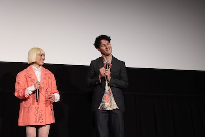 「禍禍女」初日舞台挨拶より、左からアオイヤマダ、変顔をする九条ジョー