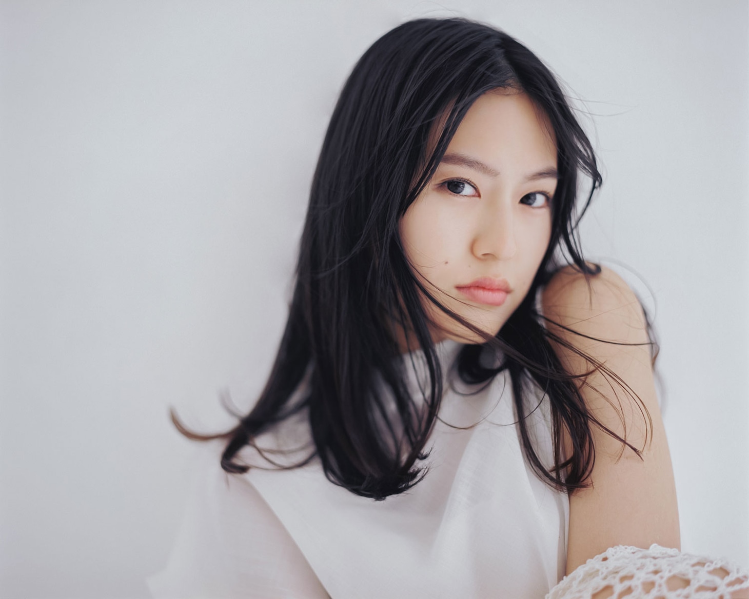 「AMUSE Audition 2025-26『私が撮りたかった俳優の原石展』」で展示される恒松祐里の撮り下ろしカット。オーディションでアンバサダーを務めた