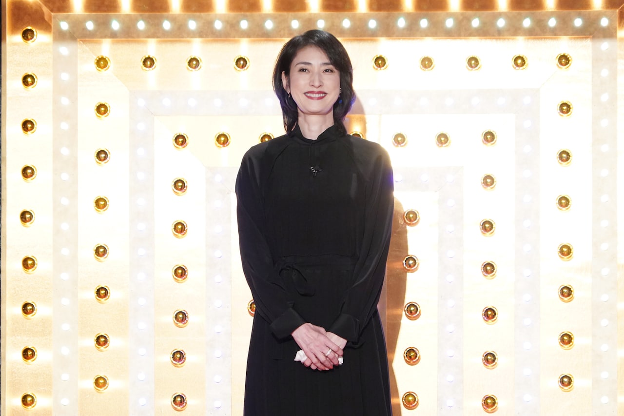 「しゃべくり007」2月9日放送回にゲスト出演する天海祐希。2005年放送のドラマ「女王の教室」で共演した“元教え子”のキャスト8人と、21年ぶりに再会する