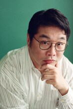 ドラマ「ある小説家の日記」で江藤恵の上司・林大輔を演じる松尾諭