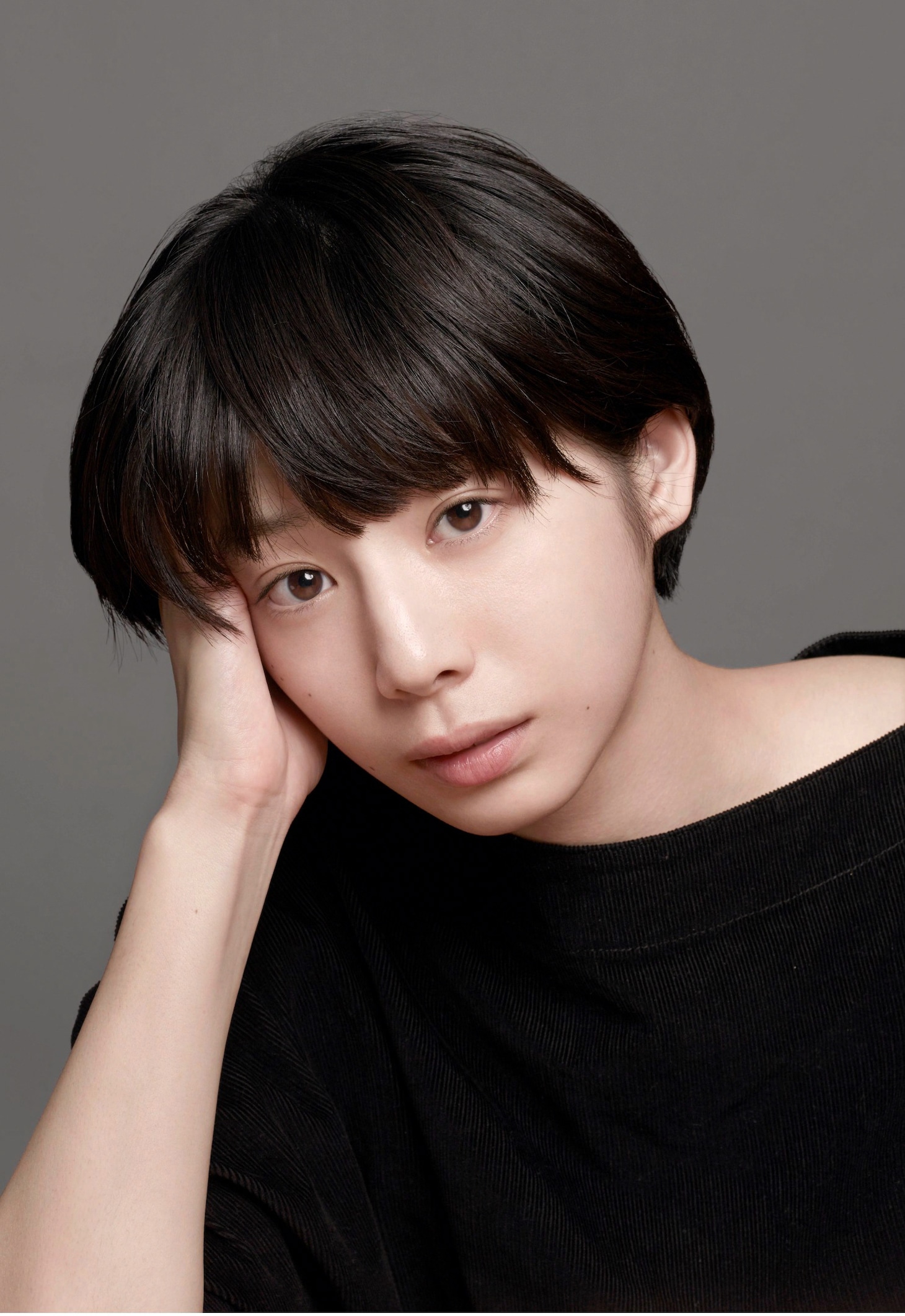 ドラマ「ある小説家の日記」で編集者・江藤恵を演じる夏帆