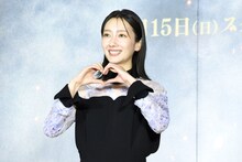 ハートマークをする波瑠