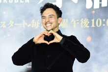 ハートマークをする満島真之介