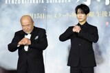 「北方謙三 水滸伝」ジャパンプレミアより、梁山泊ステージの様子。左から北方謙三、亀梨和也