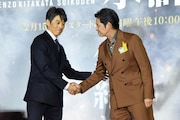 「北方謙三 水滸伝」ジャパンプレミアより、梁山泊ステージの様子。ガッチリと握手を交わす織田裕二（右）と反町隆史（左）