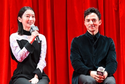 左から波瑠、満島真之介