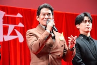 織田裕二（中央）