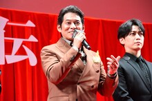 織田裕二（中央）