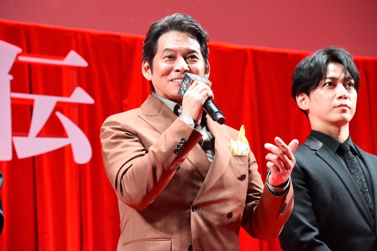 織田裕二（中央）