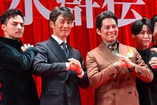 「北方謙三 水滸伝」ジャパンプレミアより、舞台挨拶の様子。左から満島真之介、反町隆史、織田裕二、亀梨和也