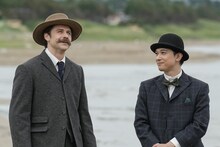 連続テレビ小説「ばけばけ」より、トミー・バストウ演じるヘブン（左）と吉沢亮演じる錦織友一（右）