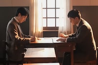 連続テレビ小説「ばけばけ」より、濱正悟演じる庄田多吉（左）と吉沢亮演じる錦織友一（右）