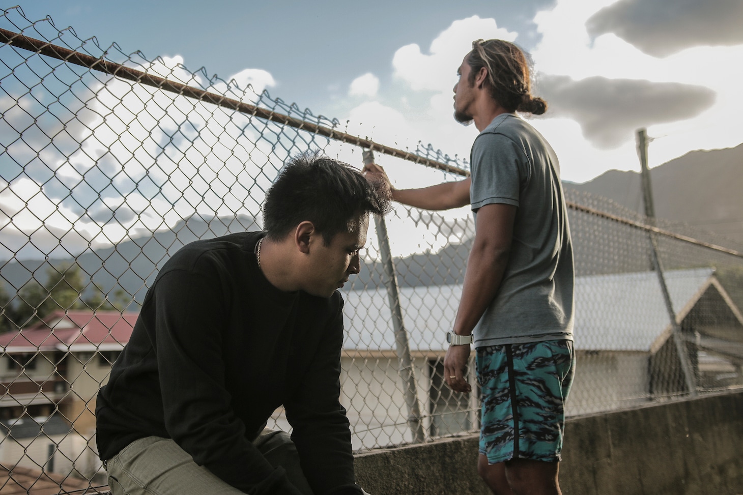 「マウカ・トゥ・マカイ 山から海へ」場面写真 ©Okano Maikau Productions, Ohina